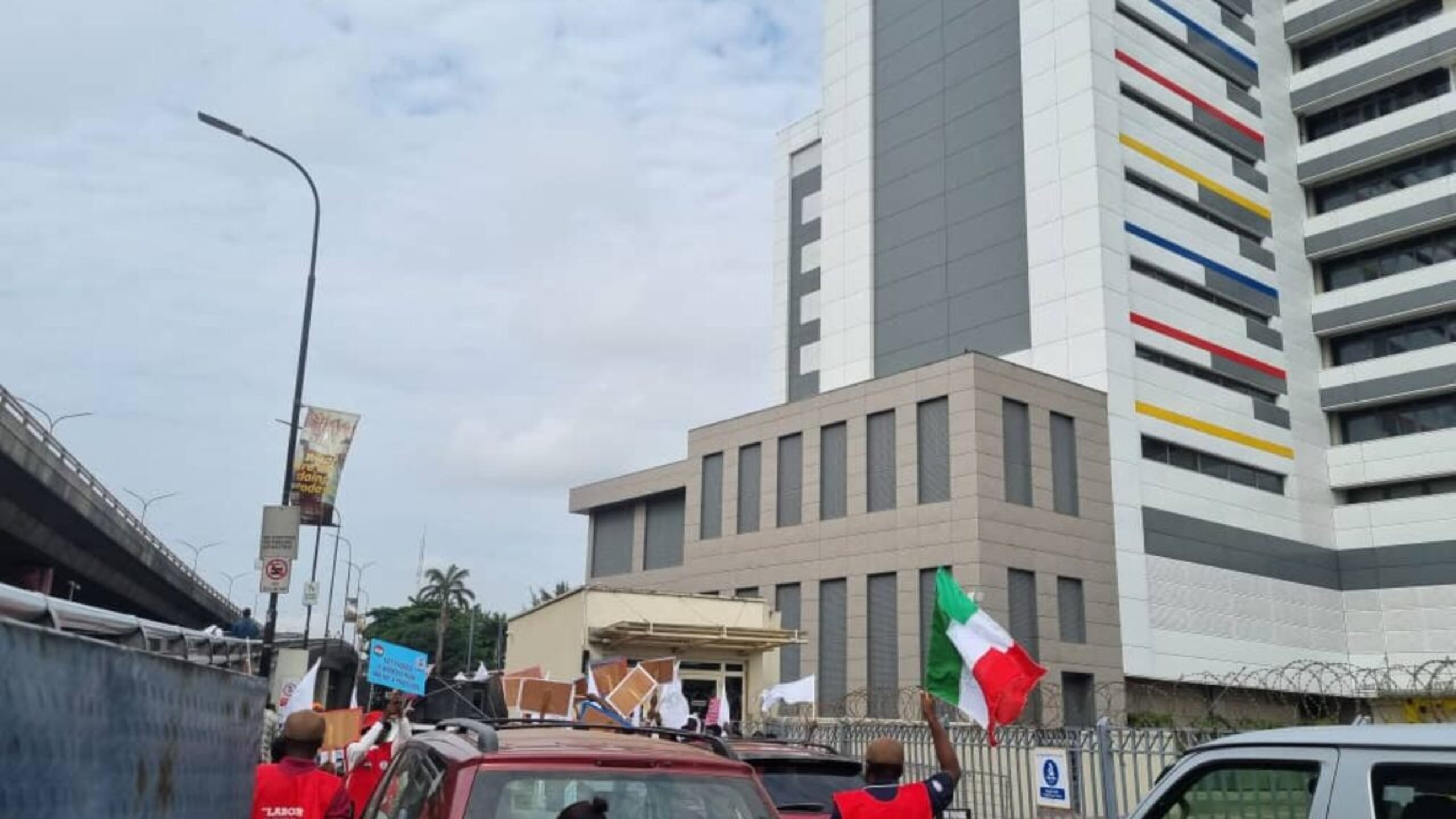 Angry telco workers picket MTN’s Lagos headquarters – Lagos Metropolitan